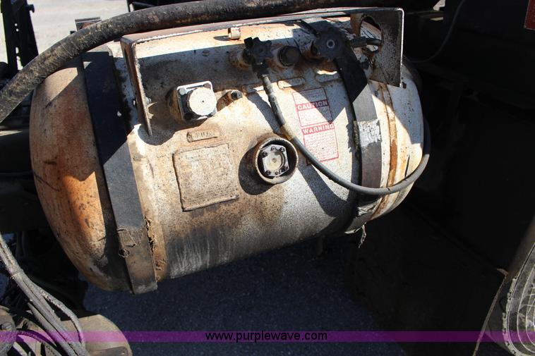 image for item L6576 1994 Ford F700 oil distribution truck