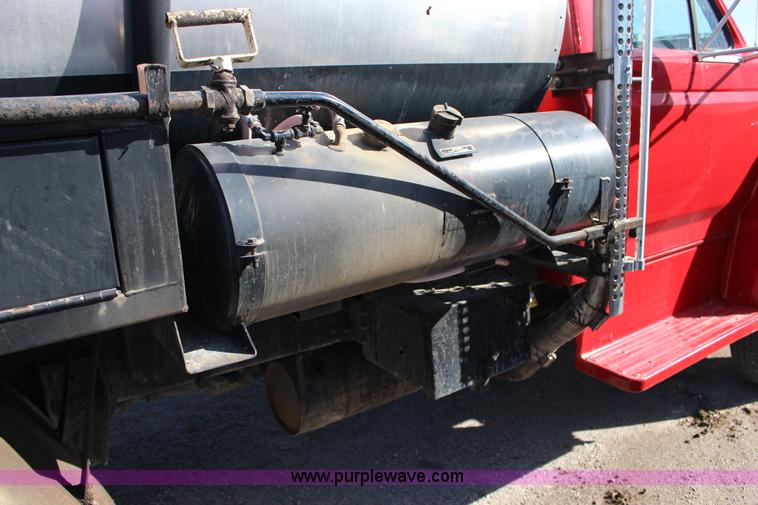 image for item L6576 1994 Ford F700 oil distribution truck