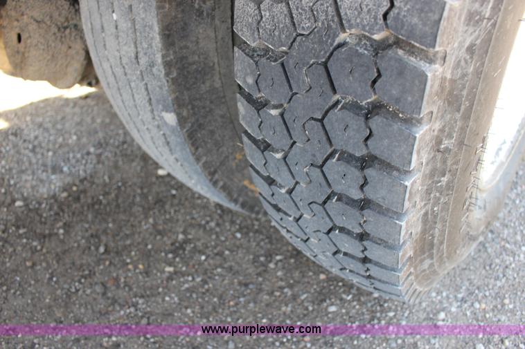 image for item L6576 1994 Ford F700 oil distribution truck