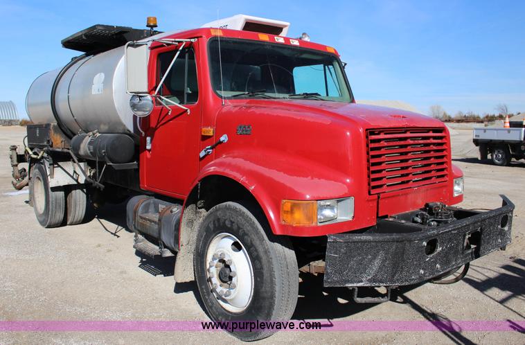 image for item L6577 1999 International 4700 oil distribution truck