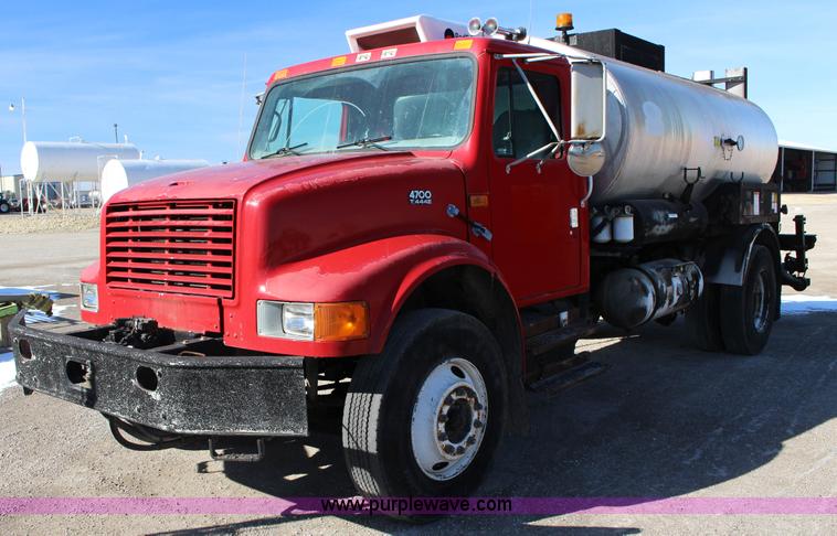 image for item L6577 1999 International 4700 oil distribution truck