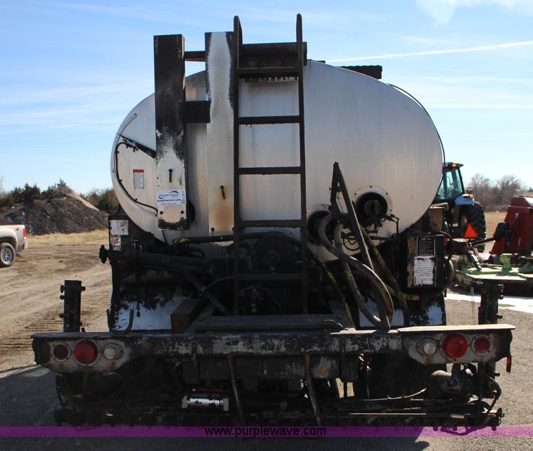 image for item L6577 1999 International 4700 oil distribution truck