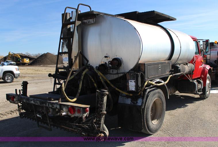image for item L6577 1999 International 4700 oil distribution truck