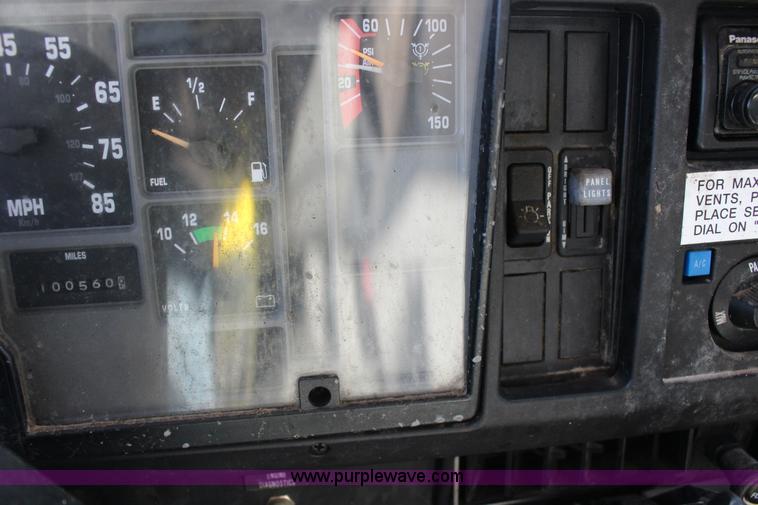 image for item L6577 1999 International 4700 oil distribution truck