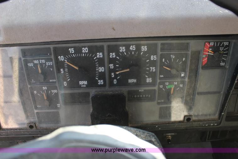 image for item L6577 1999 International 4700 oil distribution truck