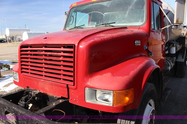 image for item L6577 1999 International 4700 oil distribution truck