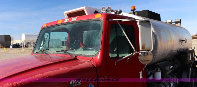 image for item L6577 1999 International 4700 oil distribution truck