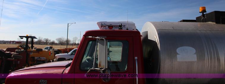 image for item L6577 1999 International 4700 oil distribution truck