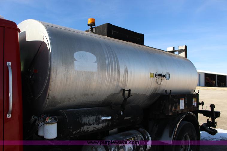 image for item L6577 1999 International 4700 oil distribution truck