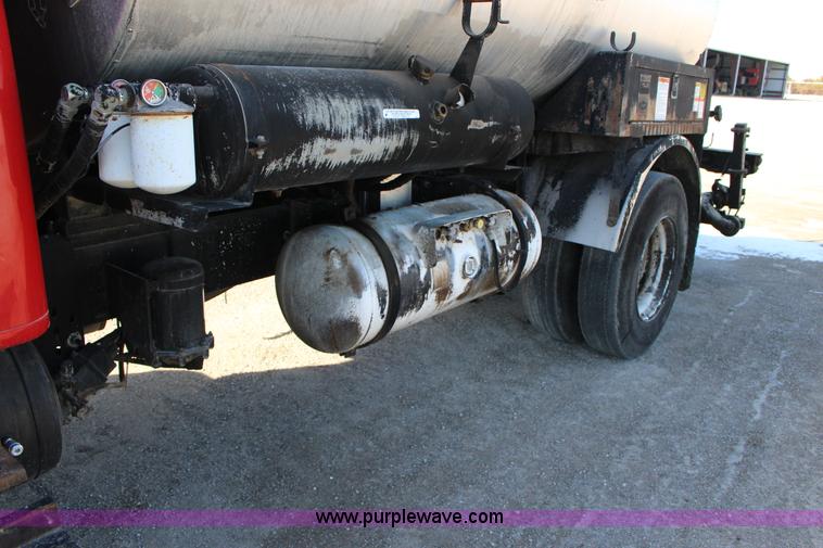 image for item L6577 1999 International 4700 oil distribution truck