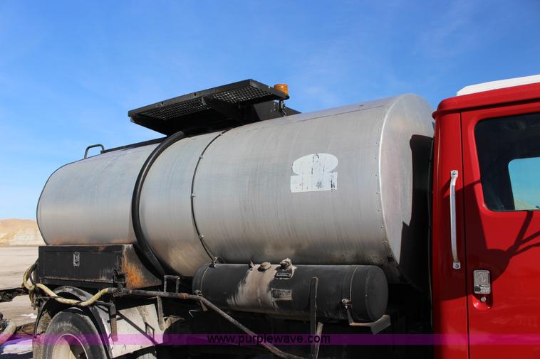 image for item L6577 1999 International 4700 oil distribution truck