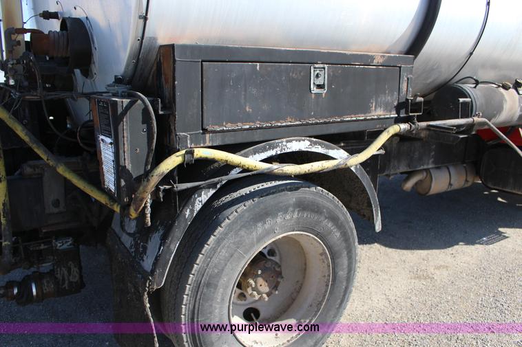 image for item L6577 1999 International 4700 oil distribution truck