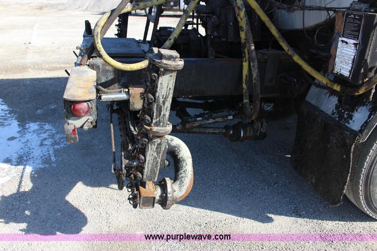 image for item L6577 1999 International 4700 oil distribution truck