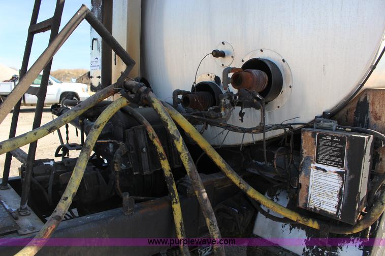 image for item L6577 1999 International 4700 oil distribution truck