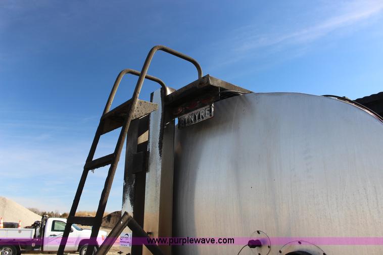 image for item L6577 1999 International 4700 oil distribution truck