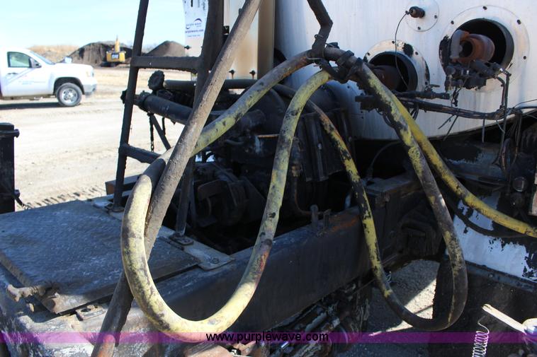 image for item L6577 1999 International 4700 oil distribution truck