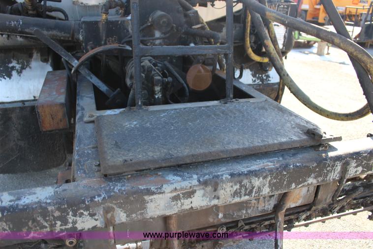 image for item L6577 1999 International 4700 oil distribution truck