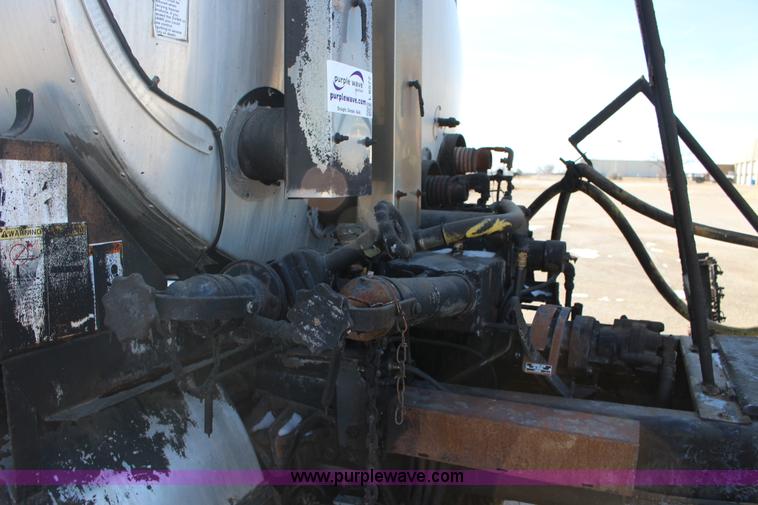 image for item L6577 1999 International 4700 oil distribution truck
