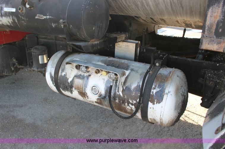 image for item L6577 1999 International 4700 oil distribution truck