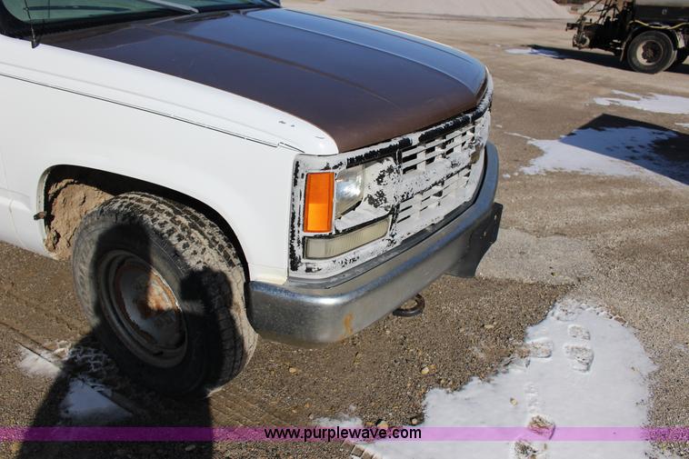 image for item L6581 1998 Chevrolet Cheyenne 2500 flatbed truck