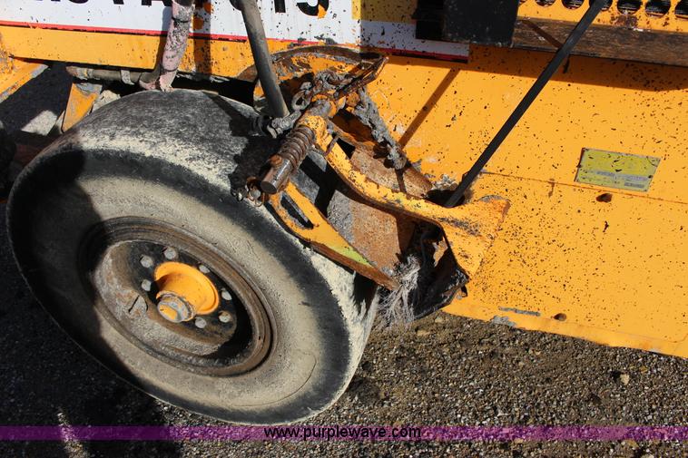 image for item L6582 Rosco TRU-PAC 915 pneumatic roller