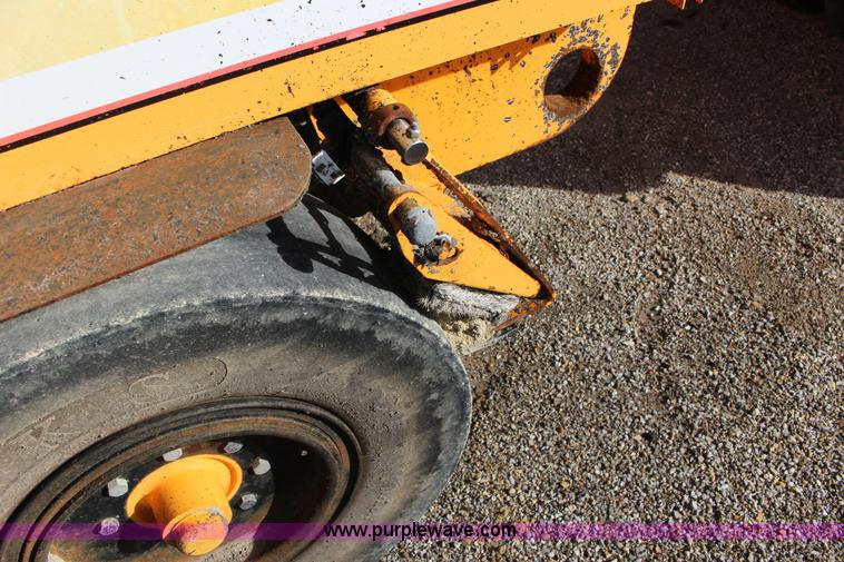 image for item L6582 Rosco TRU-PAC 915 pneumatic roller