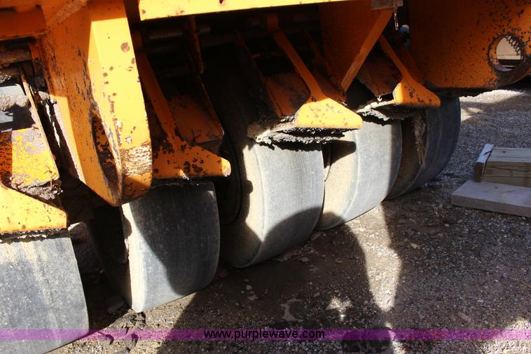 image for item L6582 Rosco TRU-PAC 915 pneumatic roller