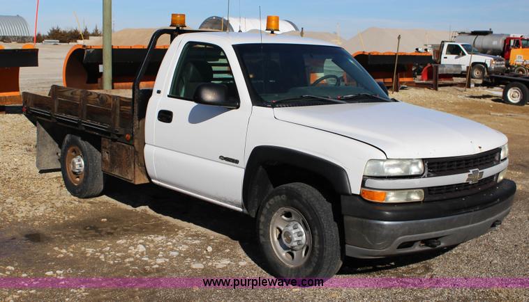 image for item L6590 2002 Chevrolet Silverado 2500 flatbed truck