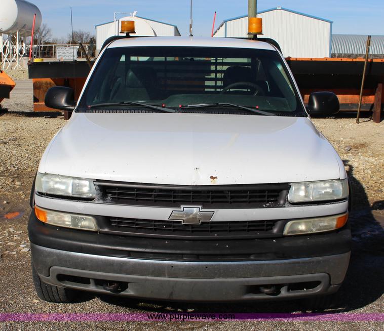 image for item L6590 2002 Chevrolet Silverado 2500 flatbed truck