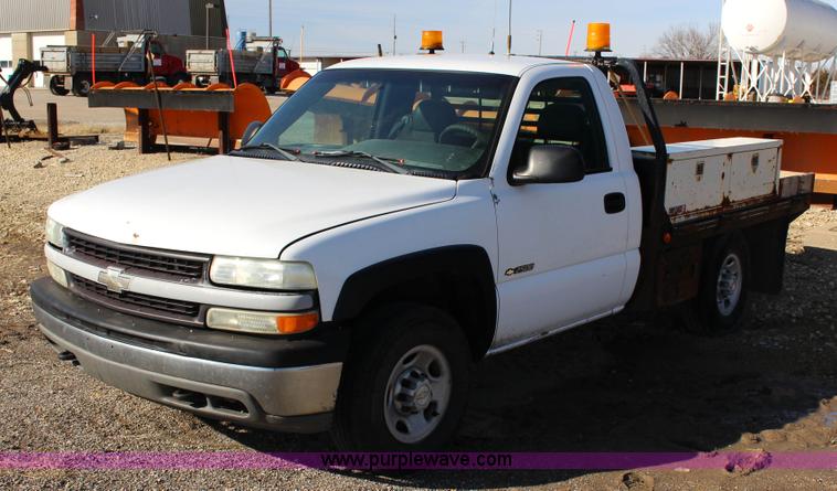 image for item L6590 2002 Chevrolet Silverado 2500 flatbed truck