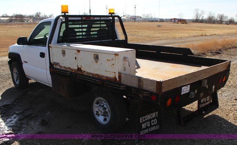 image for item L6590 2002 Chevrolet Silverado 2500 flatbed truck