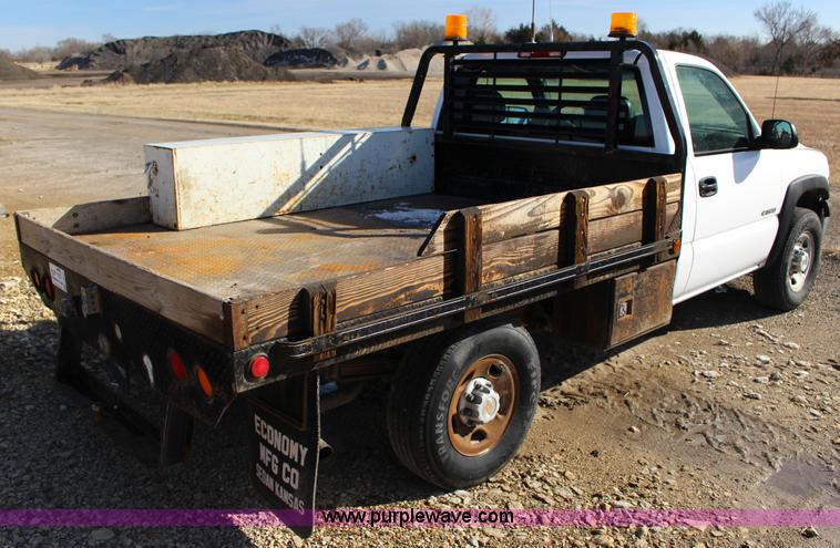 image for item L6590 2002 Chevrolet Silverado 2500 flatbed truck