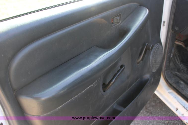 image for item L6590 2002 Chevrolet Silverado 2500 flatbed truck