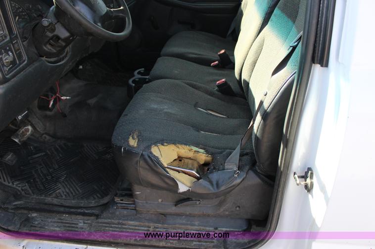 image for item L6590 2002 Chevrolet Silverado 2500 flatbed truck