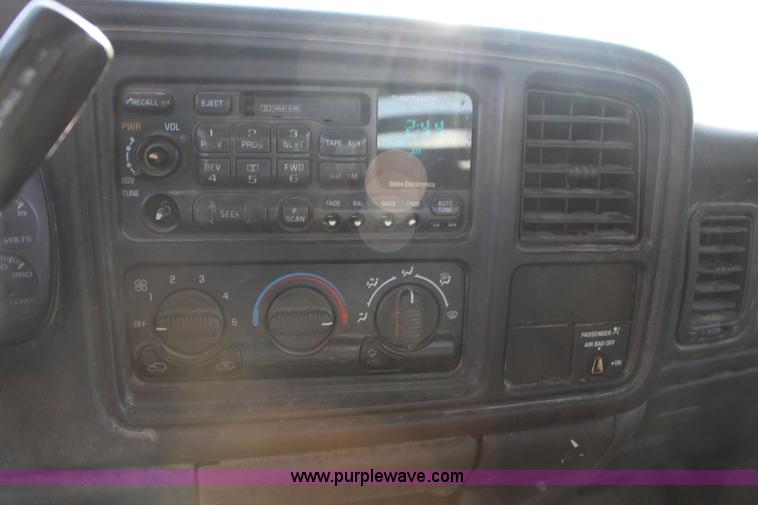 image for item L6590 2002 Chevrolet Silverado 2500 flatbed truck