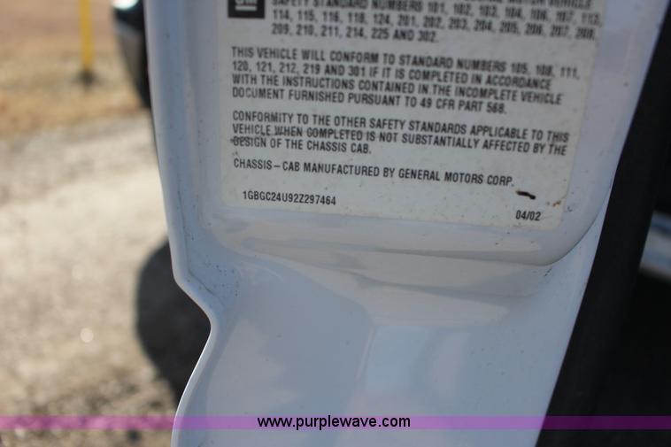 image for item L6590 2002 Chevrolet Silverado 2500 flatbed truck