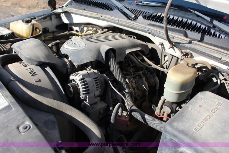 image for item L6590 2002 Chevrolet Silverado 2500 flatbed truck