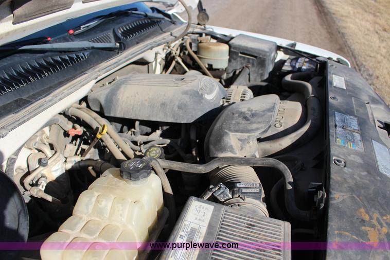 image for item L6590 2002 Chevrolet Silverado 2500 flatbed truck