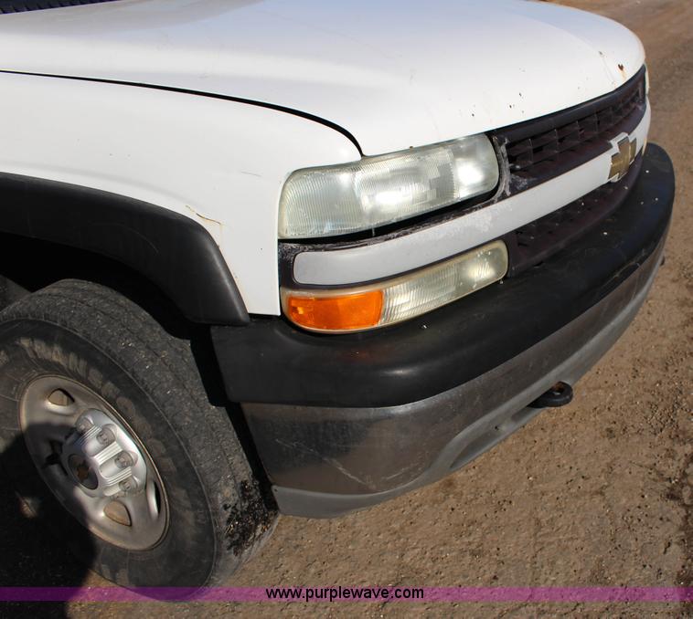 image for item L6590 2002 Chevrolet Silverado 2500 flatbed truck