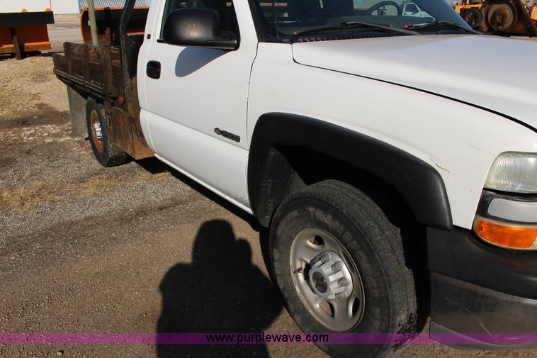 image for item L6590 2002 Chevrolet Silverado 2500 flatbed truck