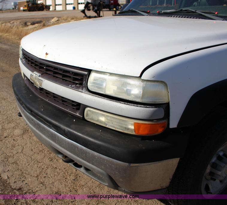 image for item L6590 2002 Chevrolet Silverado 2500 flatbed truck