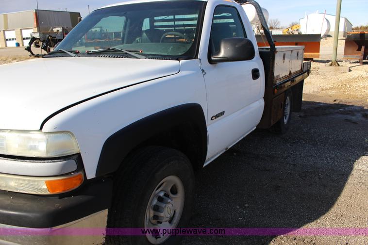 image for item L6590 2002 Chevrolet Silverado 2500 flatbed truck
