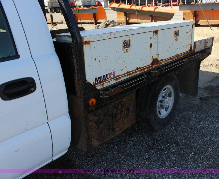 image for item L6590 2002 Chevrolet Silverado 2500 flatbed truck