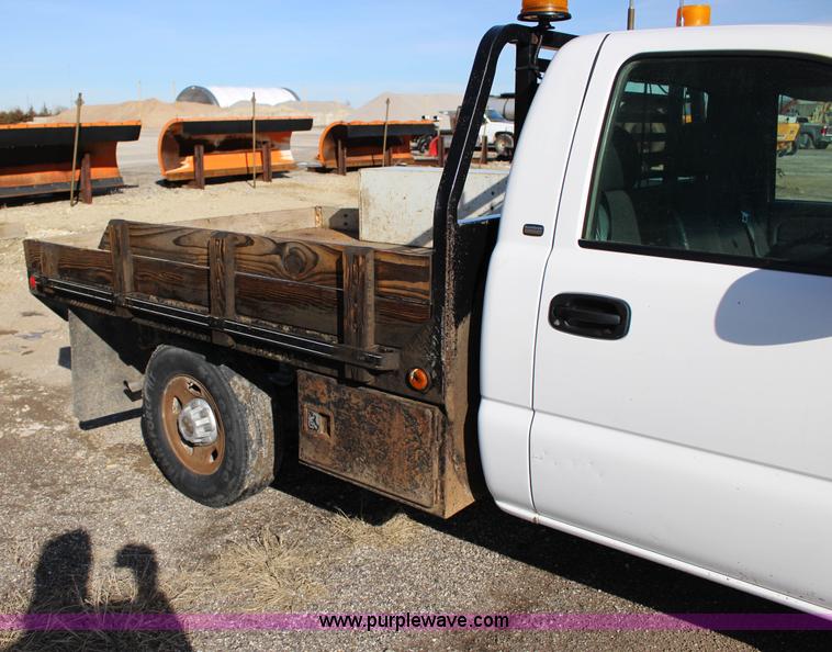 image for item L6590 2002 Chevrolet Silverado 2500 flatbed truck