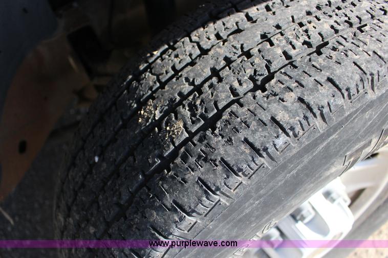 image for item L6590 2002 Chevrolet Silverado 2500 flatbed truck