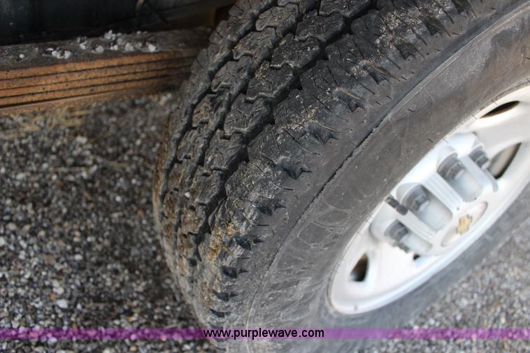 image for item L6590 2002 Chevrolet Silverado 2500 flatbed truck