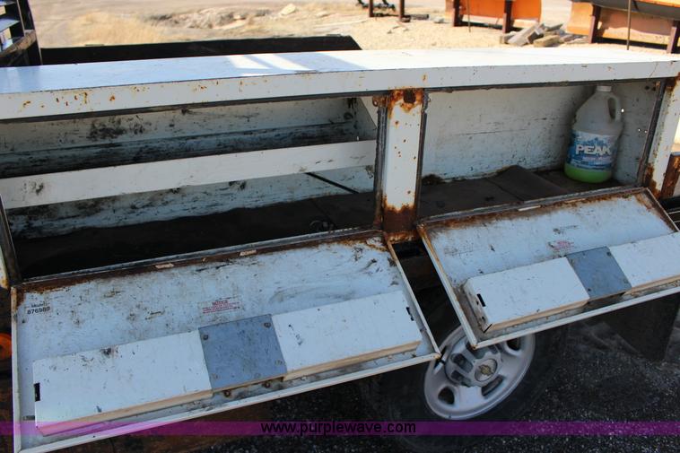 image for item L6590 2002 Chevrolet Silverado 2500 flatbed truck