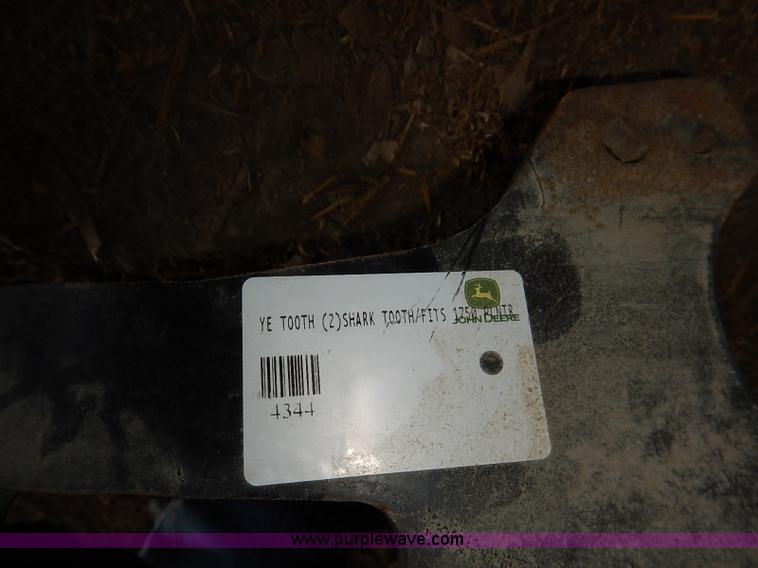 image for item BC9754 (2) Yetter shark teeth