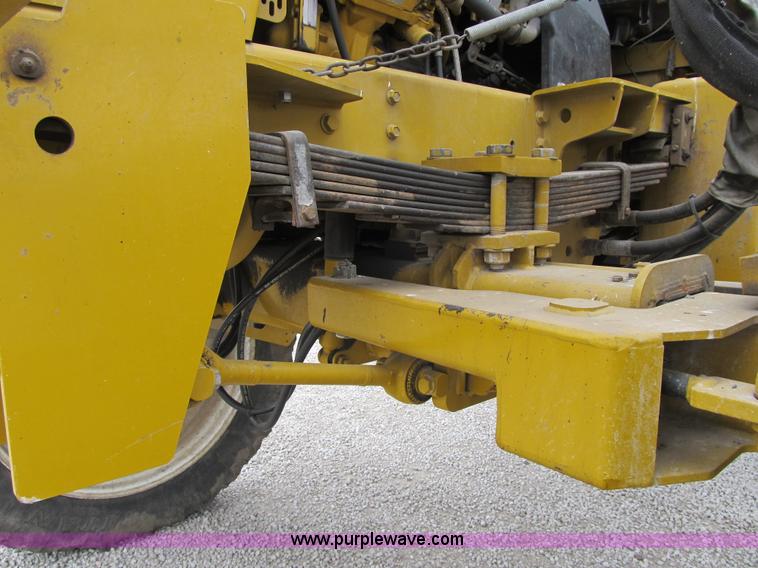 image for item F8900 2002 Ag-Chem RoGator 854 self-propelled sprayer