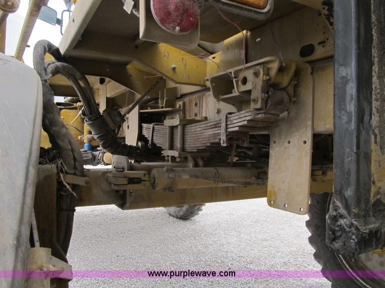 image for item F8900 2002 Ag-Chem RoGator 854 self-propelled sprayer